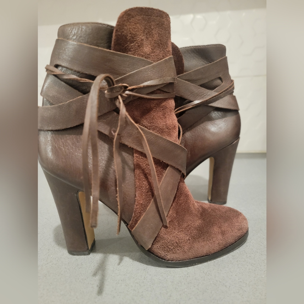 VINCE CAMUTO BROWN BOOTS - STYLE  VC-CHARISA SIZE 7